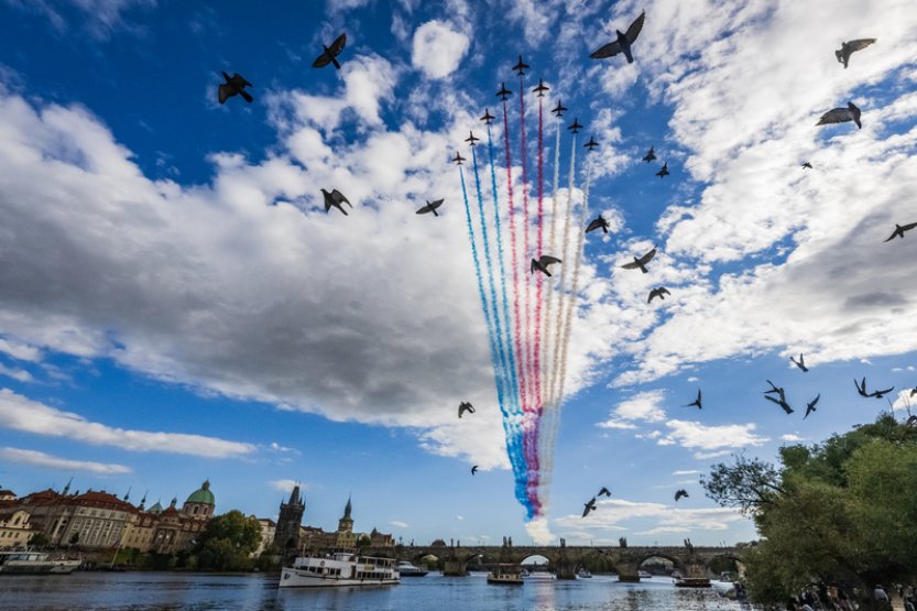 Nad Prahou přeletěla formace gripenů a letounů akrobatického týmu RAF