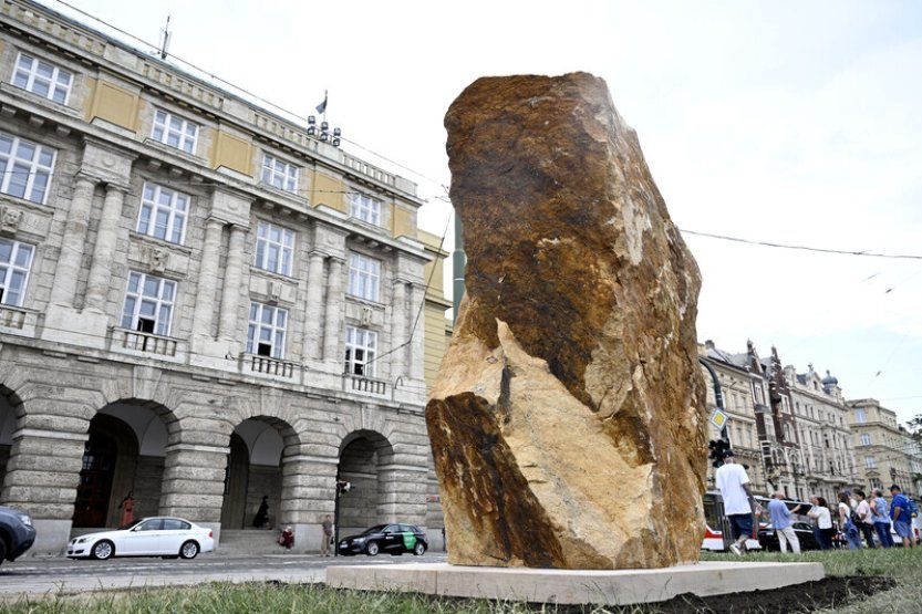 Zástupci univerzity i pozůstalí odhalí desku se jmény obětí střelby na FF UK