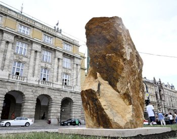 Zástupci univerzity i pozůstalí odhalí desku se jmény obětí střelby na FF UK