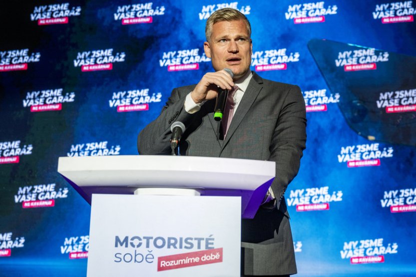 Motoristé slibují konec ideologií z Bruselu a zároveň setrvání v EU i NATO