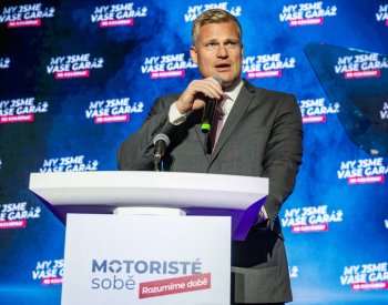 Motoristé slibují konec ideologií z Bruselu a zároveň setrvání v EU i NATO