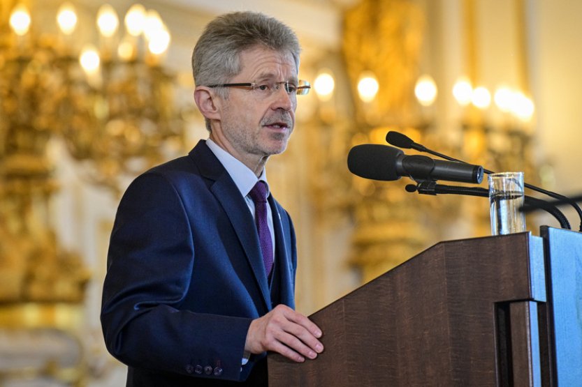 Stát by měl podle předsedy Senátu účinněji řešit slovní útoky na političky