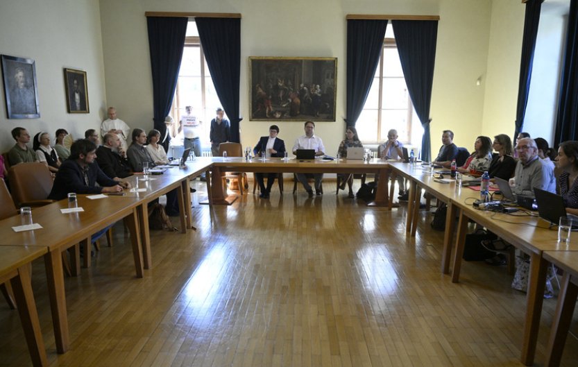 Soud zatím zakázal akademickému senátu katolické fakulty UK volit děkana