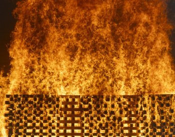 Hasiči v Prostějově bojují s požárem ve spalovně odpadu, dva lidé zraněni