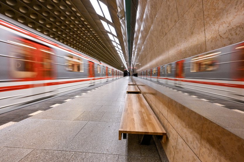 Mladíkovi, který jel na spřáhle metra, je méně než 15 let, uvedla policie