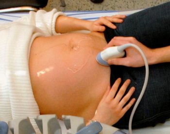 Lékaři: Horečka v těhotenství je větší riziko než paracetamol