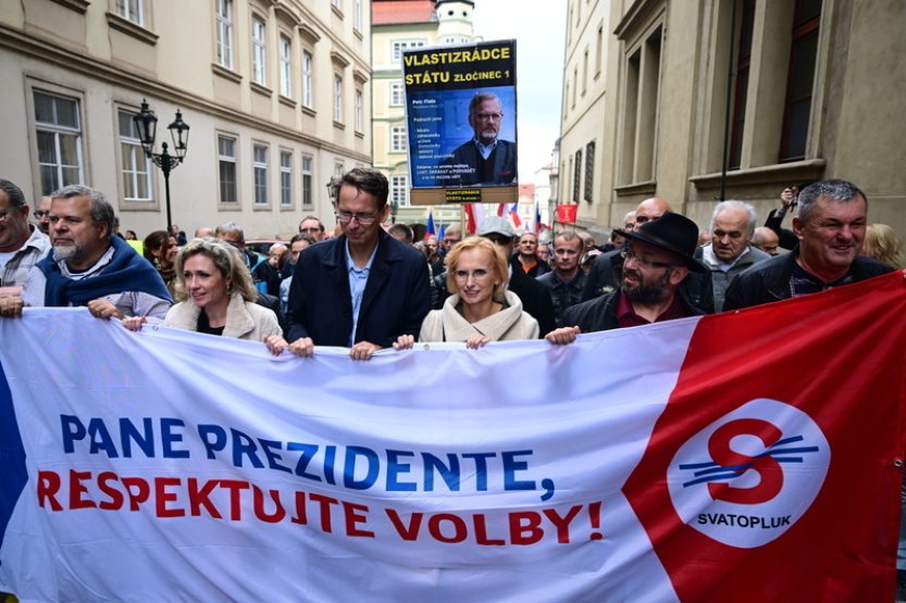 V Praze demonstrují stovky lidí na akci příznivců SPD a Stačilo!