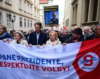 V Praze demonstrují stovky lidí na akci příznivců SPD a Stačilo!