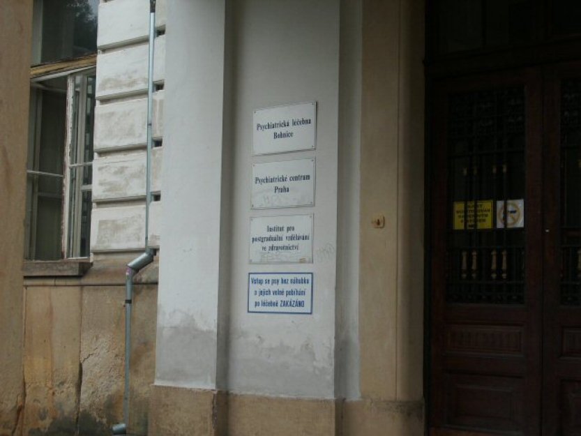Z bohnické léčebny v Praze uprchl skokem z okna nebezpečný paranoidní muž