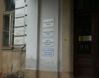 Z bohnické léčebny v Praze uprchl skokem z okna nebezpečný paranoidní muž