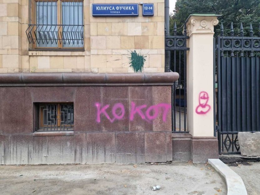 Českou ambasádu v Moskvě někdo pomaloval vulgárními nápisy