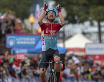 Mokrou etapu s neutralizovaným závěrem na Vueltě vyhrál Dán Kron