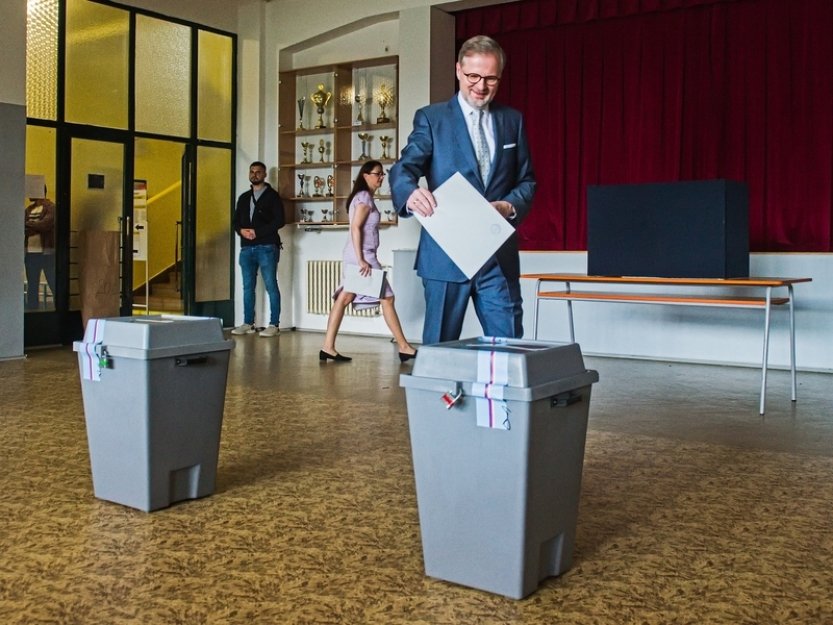 Živě: Premiér Petr Fiala odevzdá hlas ve volbách do Poslanecké sněmovny