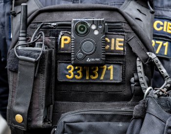 Policista zastřelil agresivního muže, který zranil jeho kolegu