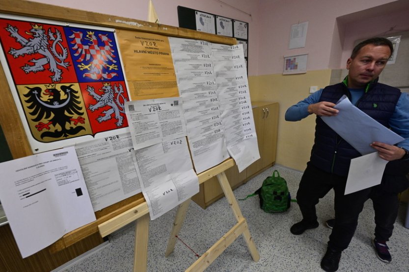 Začaly volby, lidé se nemohli prokázat doklady v mobilu