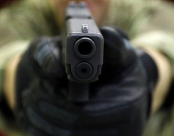 Policista mimo službu zastřelil muže v Praze, případ řeší GIBS