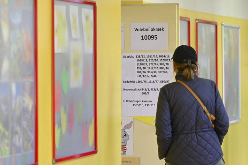 Volební místnosti se znovu otevřely, mohou být potíže s eDokladem