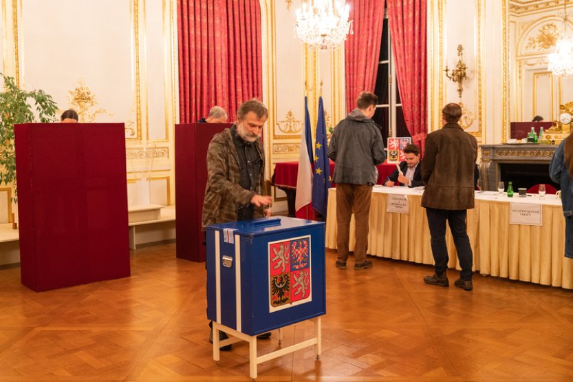 U Čechů v zahraničí vyhrála koalice Spolu před Piráty, ANO propadlo