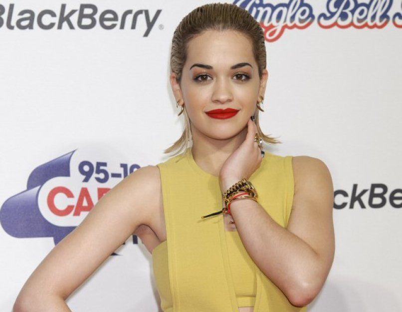 Zpěvačka Rita Ora čelí kritice za to, že na koncertě mávala srbskou vlajkou