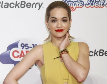 Zpěvačka Rita Ora čelí kritice za to, že na koncertě mávala srbskou vlajkou