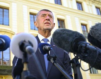 Kvůli chybějícím penězům se dle Babiše zastavují dopravní stavby, Kupka to popírá