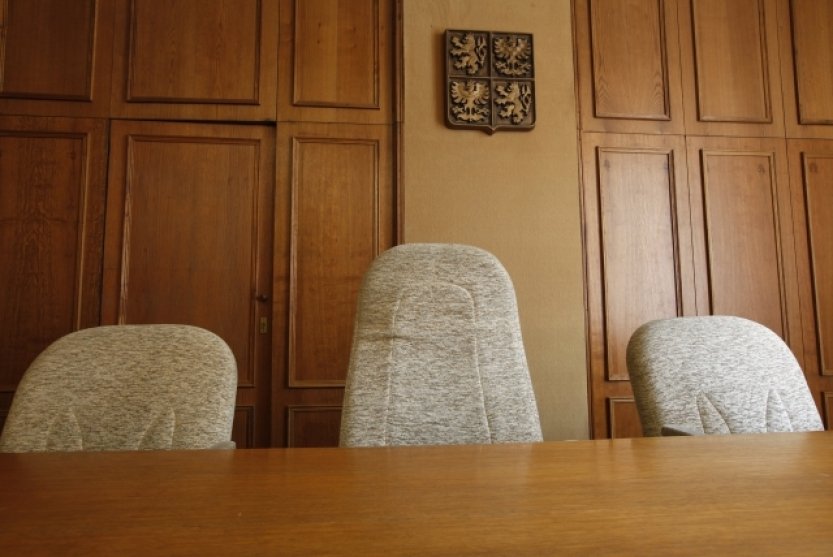 ÚS dnes vyhlásí, jak rozhodl o letošním zmrazení platů v justici