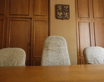 ÚS dnes vyhlásí, jak rozhodl o letošním zmrazení platů v justici