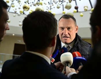 Server: Fiala (SPD) nadále spoluvlastní firmu, která dostává státní zakázky