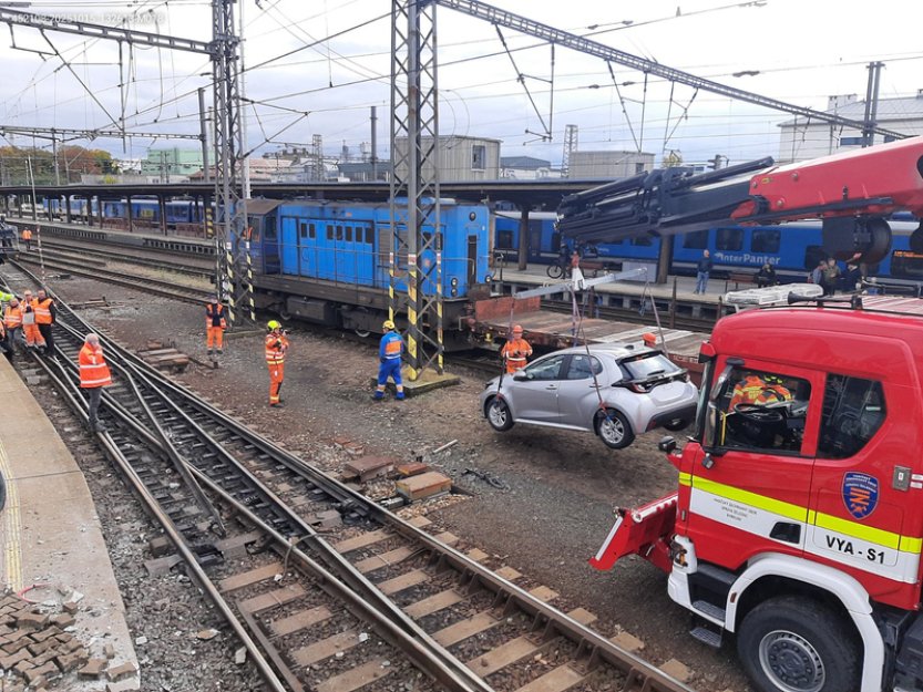 Hasiči v Kolíně vrátili na koleje poškozené vagony, v pátek začnou opravy trati