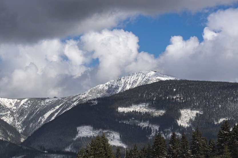 Na Sněžce je sníh,silný vítr zastavil horní úsek lanovky na nejvyšší českou horu