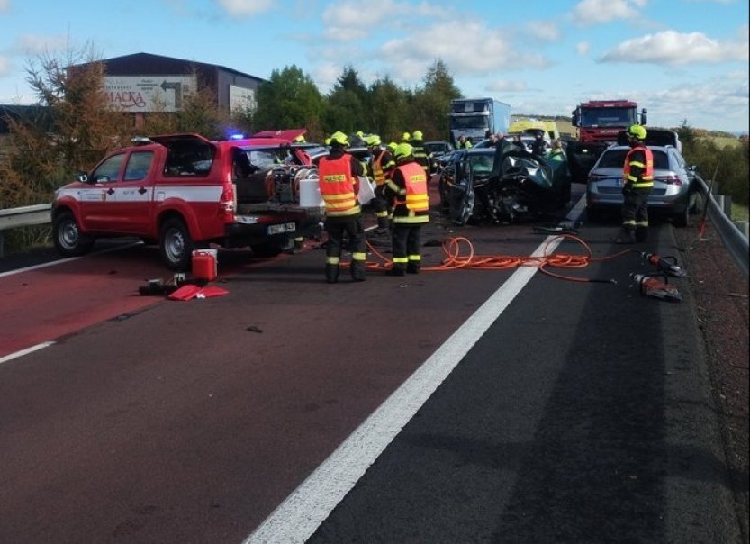 Nehoda čtyř aut uzavřela silnici u Křimova,zranění jsou čtyři dospělí a dvě děti