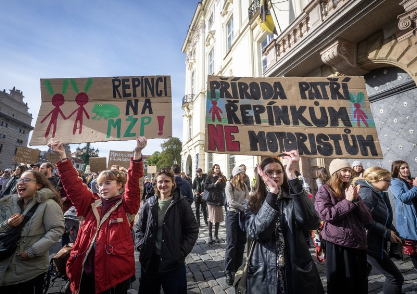 Lidé protestovali proti obsazení resortu životního prostředí Motoristy
