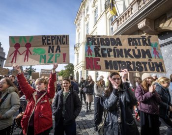 Lidé protestovali proti obsazení resortu životního prostředí Motoristy