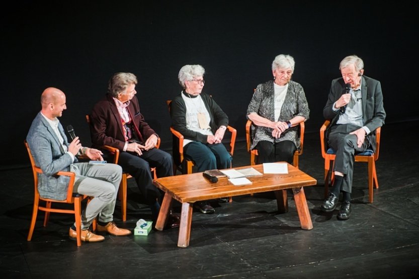 Nemlčet k bezpráví, nestát stranou, shrnuly Wintonovy děti odkaz svého zachránce