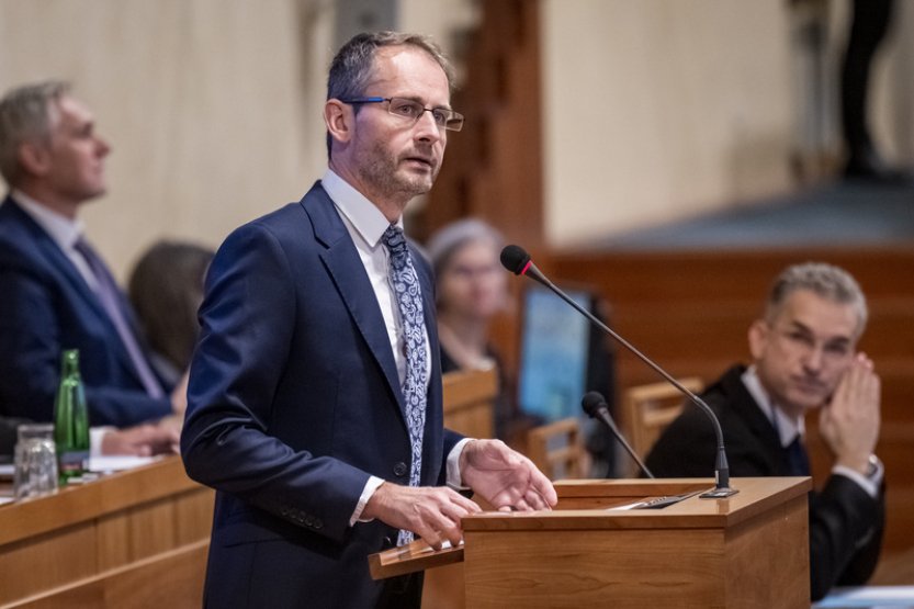 Prezident Pavel jmenuje diplomata a vládního zmocněnce Smolka ústavním soudcem