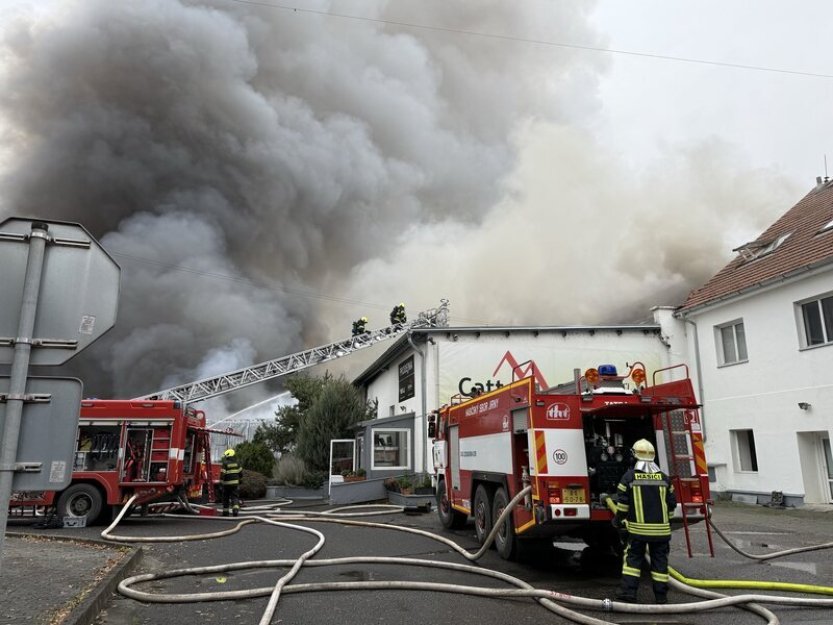 Hasiči mají požár hal v Nehvizdech pod kontrolou, škoda je až 120 milionů