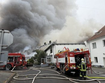 Hasiči mají požár hal v Nehvizdech pod kontrolou, škoda je až 120 milionů
