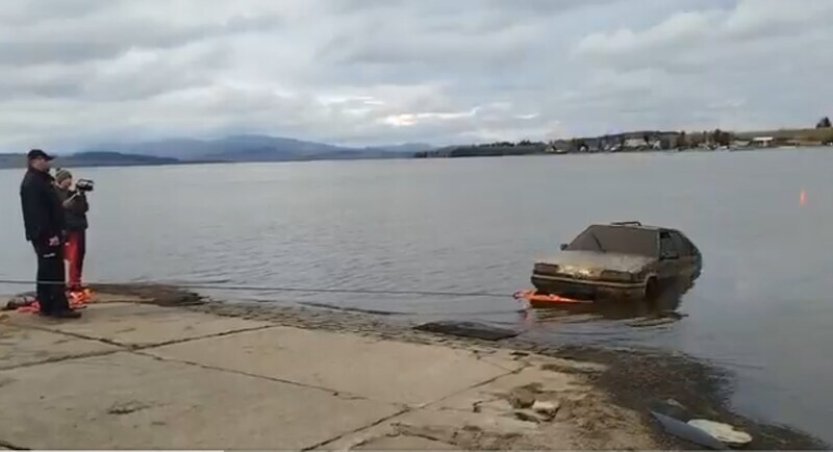 Policie vyprostila auto z lipenské přehrady, uvnitř byly lidské ostatky