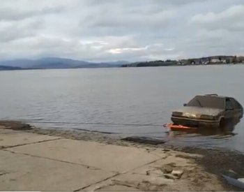 Policie vyprostila auto z lipenské přehrady, uvnitř byly lidské ostatky