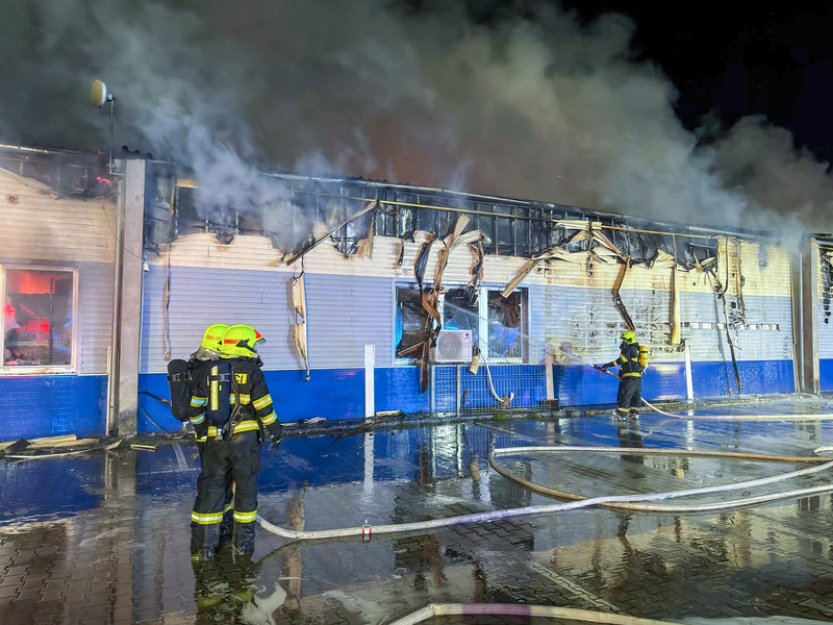 Požár haly na Litoměřicku je pod kontrolou, napáchal škody za 30 milionů