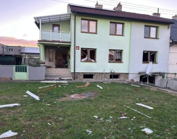Při noční explozi a požáru domu v Uherském Brodě se vážně zranila jedna osoba