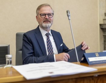 Vláda projedná růst platů učitelů nebo nákup lehkých obrněných vozidel
