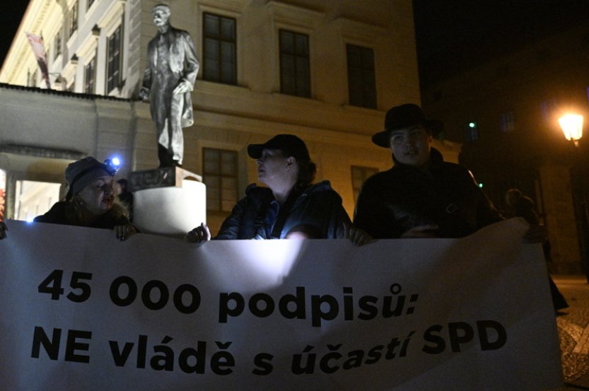 Desítky lidí v centru Prahy protestovaly proti účasti SPD v nové vládě