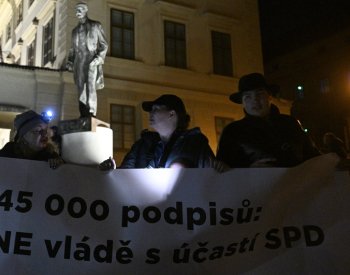 Desítky lidí v centru Prahy protestovaly proti účasti SPD v nové vládě
