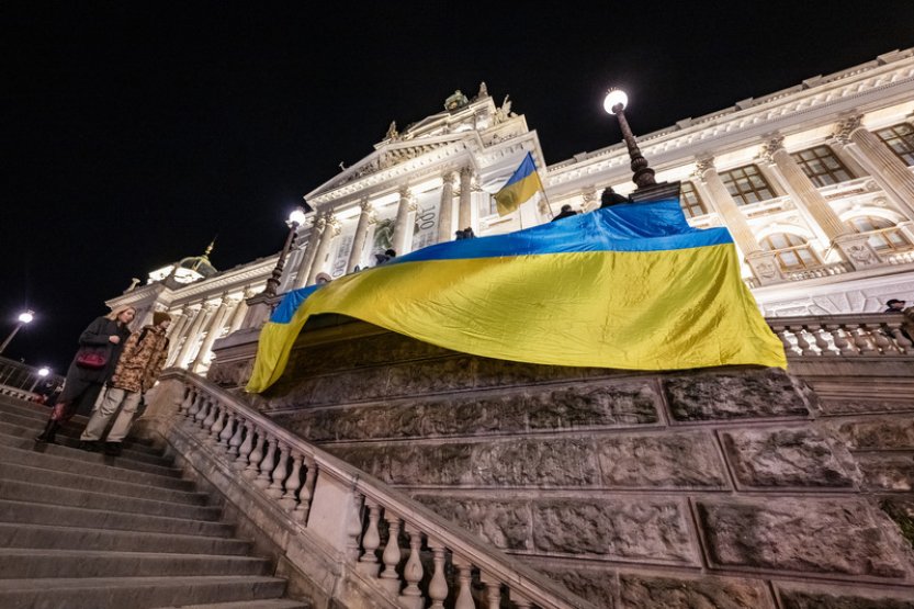 Demonstranti symbolicky vrátili vlajku Ukrajiny na budovu Národního muzea