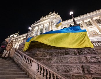 Demonstranti symbolicky vrátili vlajku Ukrajiny na budovu Národního muzea