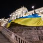Demonstranti symbolicky vrátili vlajku Ukrajiny na budovu Národního muzea