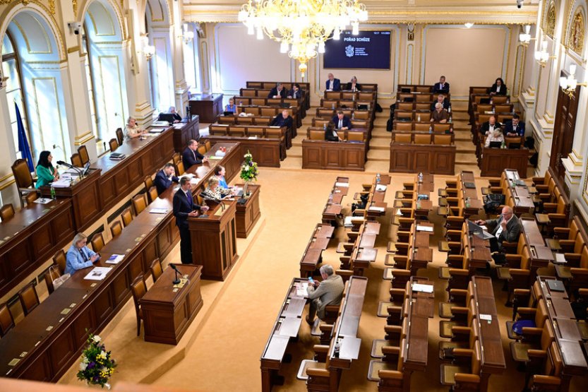 Poslance čeká ustavující schůze nově zvolené Sněmovny, budou volit její vedení