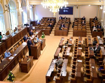Poslance čeká ustavující schůze nově zvolené Sněmovny, budou volit její vedení