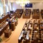 Poslance čeká ustavující schůze nově zvolené Sněmovny, budou volit její vedení